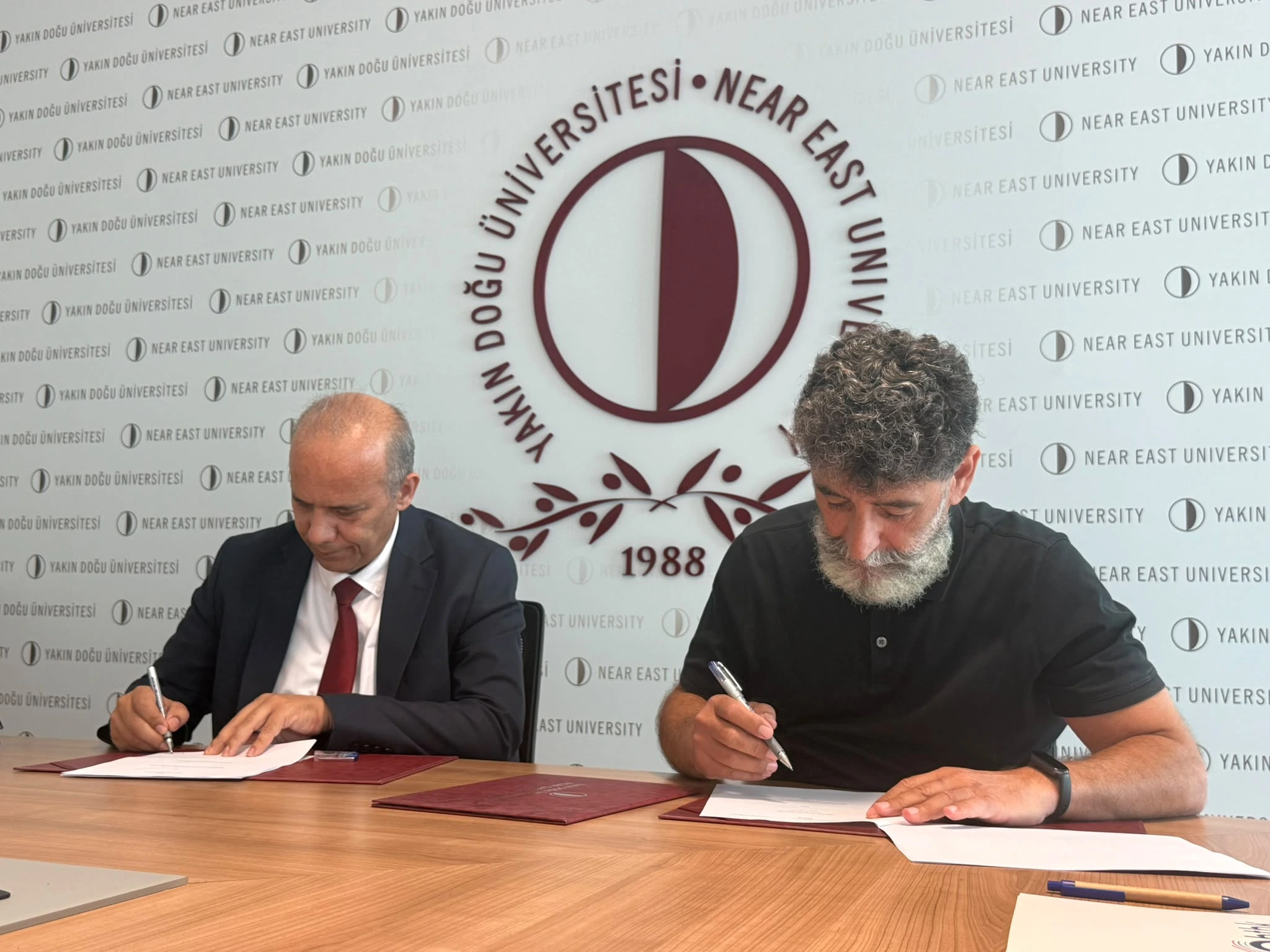 BTHK ve Yakın Doğu Üniversitesi heyetleri protokol imza töreninde