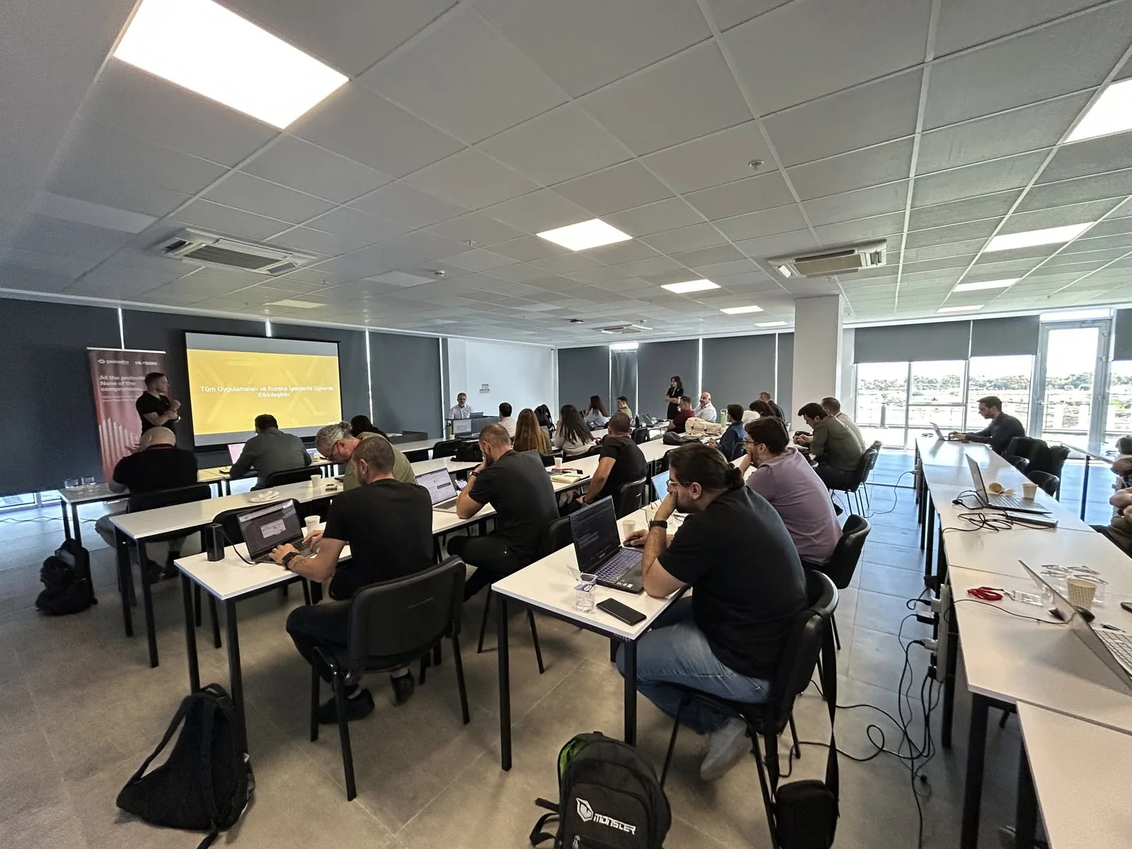 Palo Alto Networks Teknik Eğitim Serisi sırasında katılımcılar sunumu izliyor
